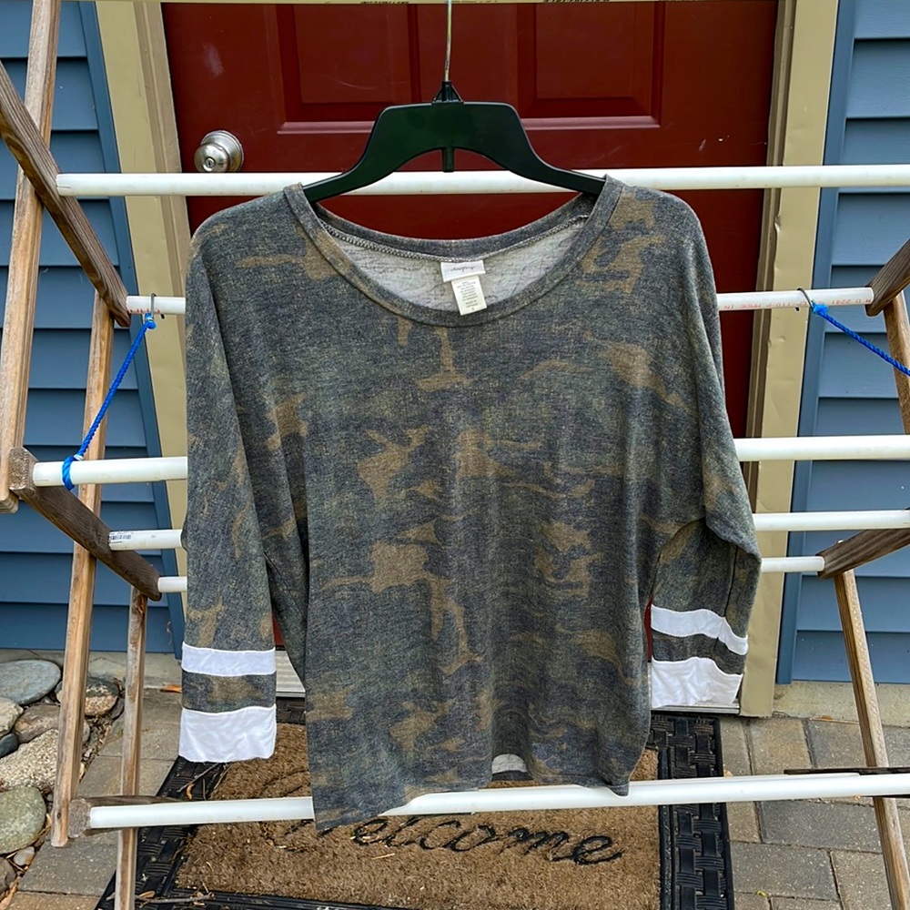Women’s camo long sleeve, size small